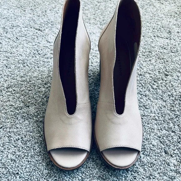 Lucky Brand Womens size 7 beige colored v cut open toe heels - Picture 3 of 4